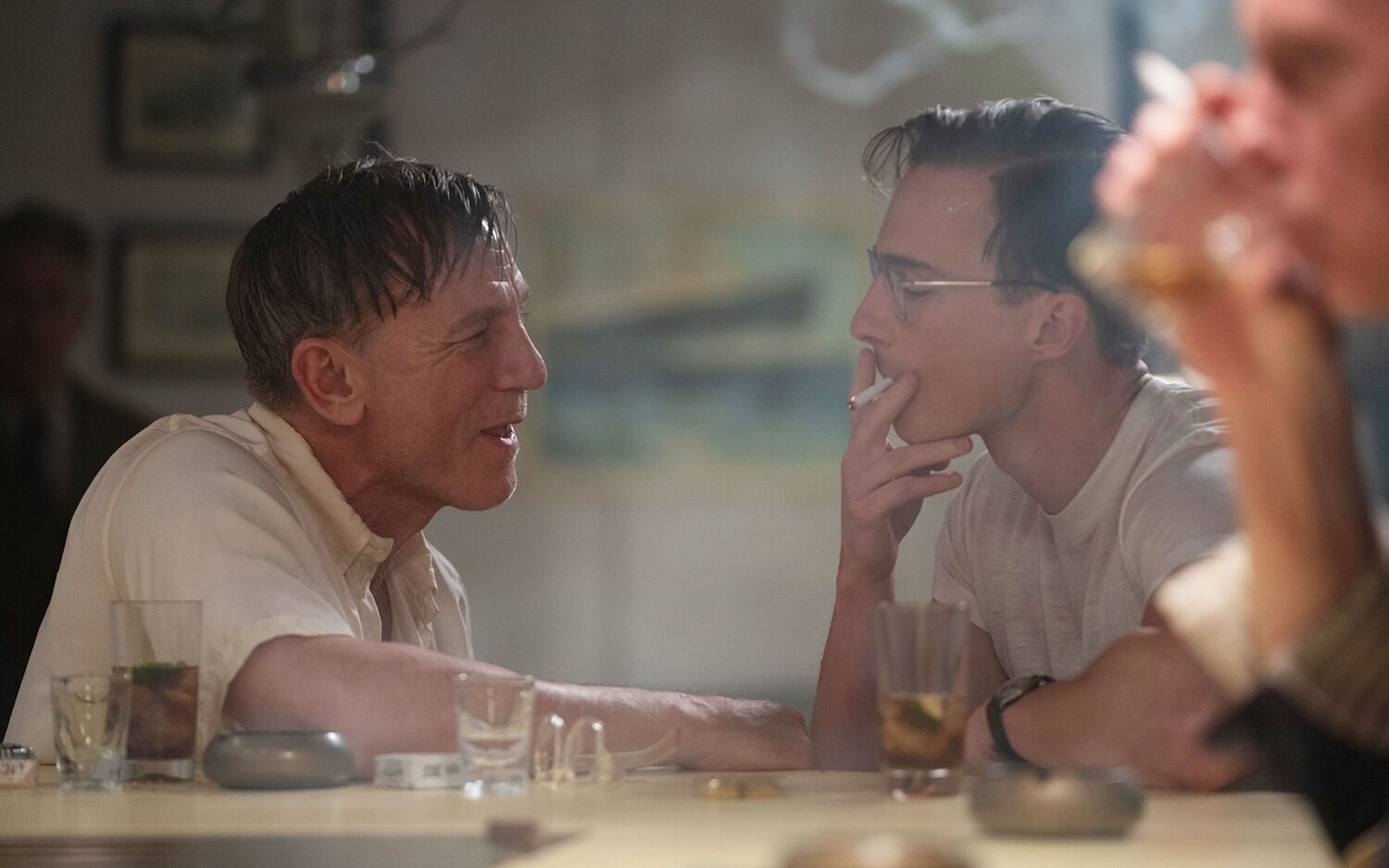 «Queer»: los cuerpos hablan, el amor titubea